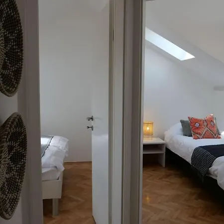 Cozy Townhouse With Garden Σπλιτ